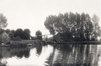 11513 Gezicht over de Vecht op de ophaalbrug bij de Mijndense sluis te Loenen uit het westen.